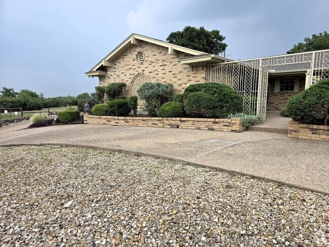 Building Photo - Yipee! Fabulous 2 bedroom, 2 bath home in ...