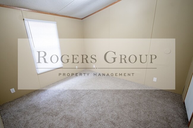 Photo - 671 Regina Ln