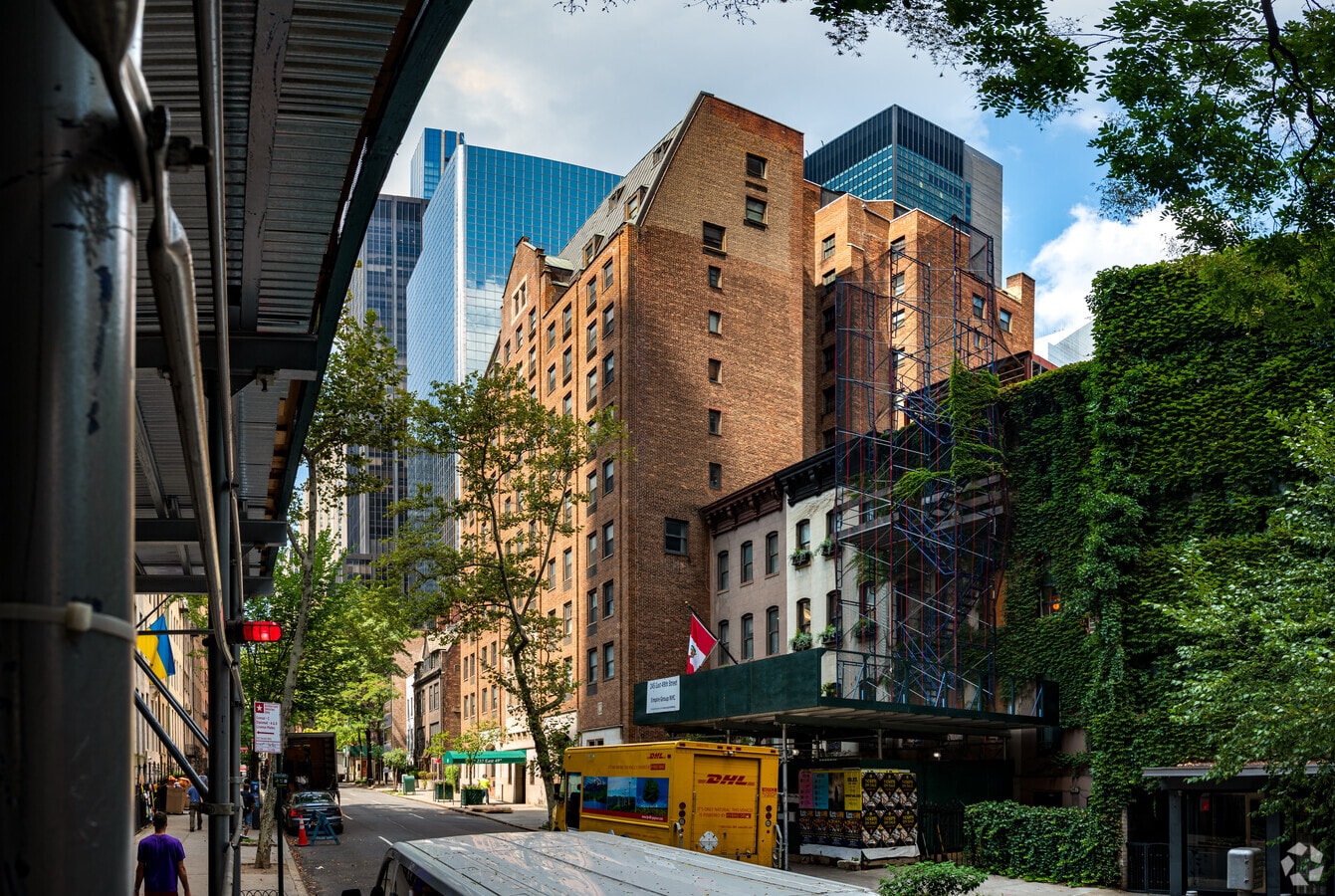 Photo - 235 E 49th St