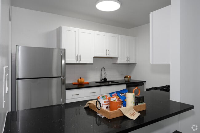 1BR, 1BA - 721 SF - Kitchen