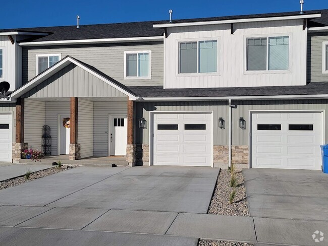 Building Photo - 3-Bedroom, 2.5 Bath Townhome with Office S...