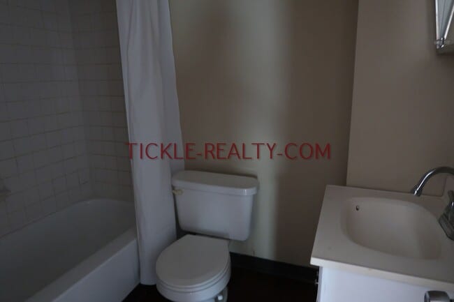 Building Photo - 164-166-166 Meigs St Unit 166-4