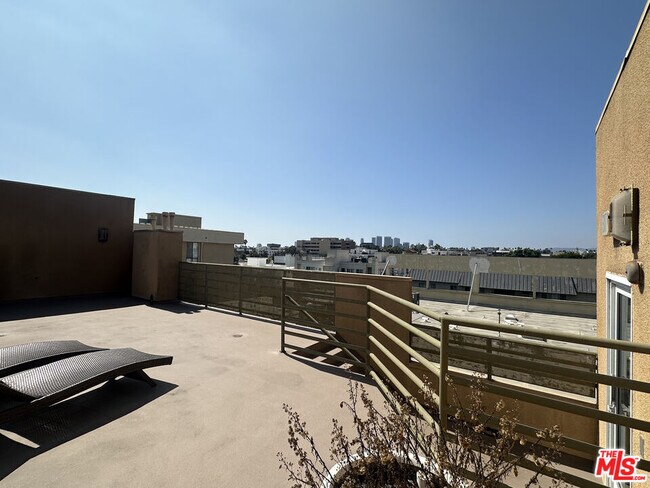 Photo - 8614 Burton Wy Unit 302