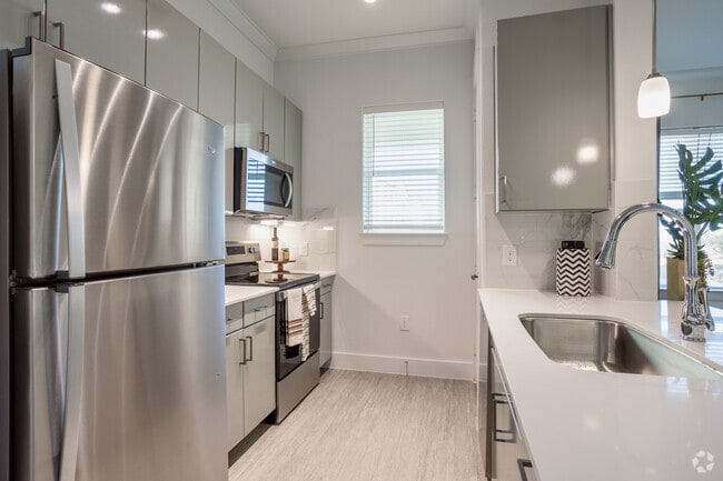 1BR, 1BA - 798SF