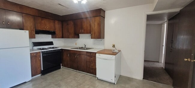 Photo - SINGLE FAMILY HOUSING -  2 bed/1 bath just off of University Parkway in Orem Unit 2