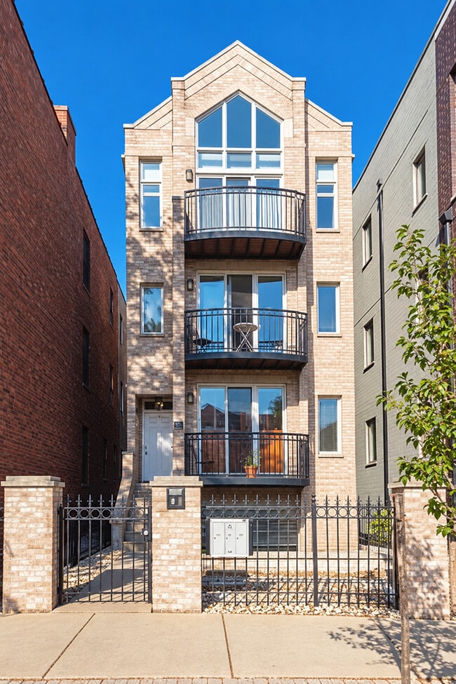 Building Photo - 1508 W Superior St Unit 1