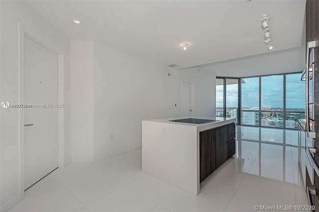 Photo - 851 NE 1st Ave Unidad 1608