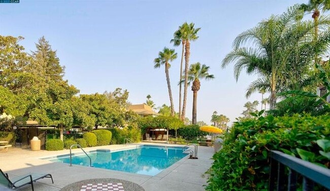 Building Photo - Beautiful Downstairs 2 Bedroom Condo Located In Gated Community Pool + Lake Access! Unit 113
