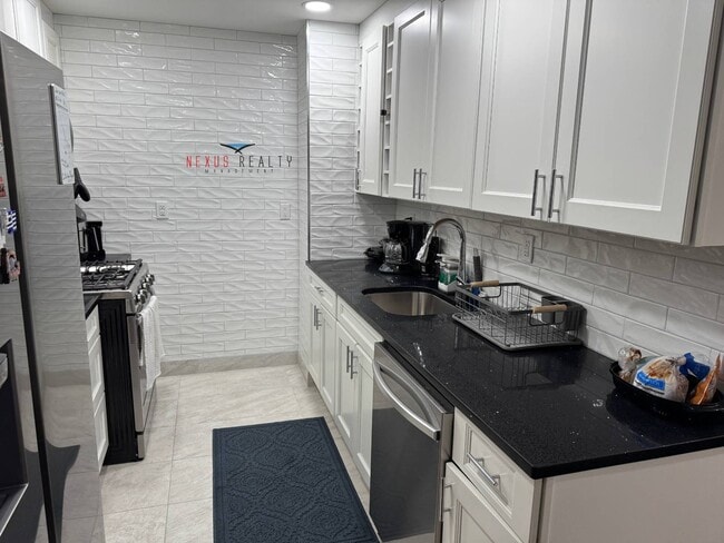 Photo - 22-10 47th St