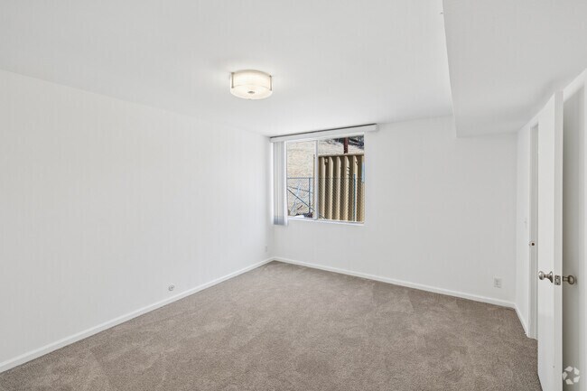 1BR, 1BA - 815SF - Bedroom