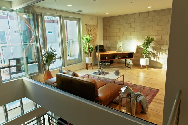 3450 Cahuenga Blvd W