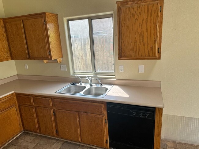 Photo - 920 Alder Ave