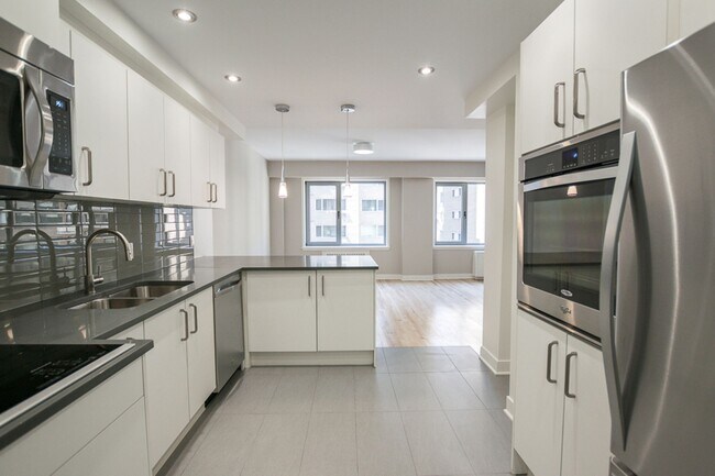 Building Photo - 3495 Rue de la Montagne Unit 709