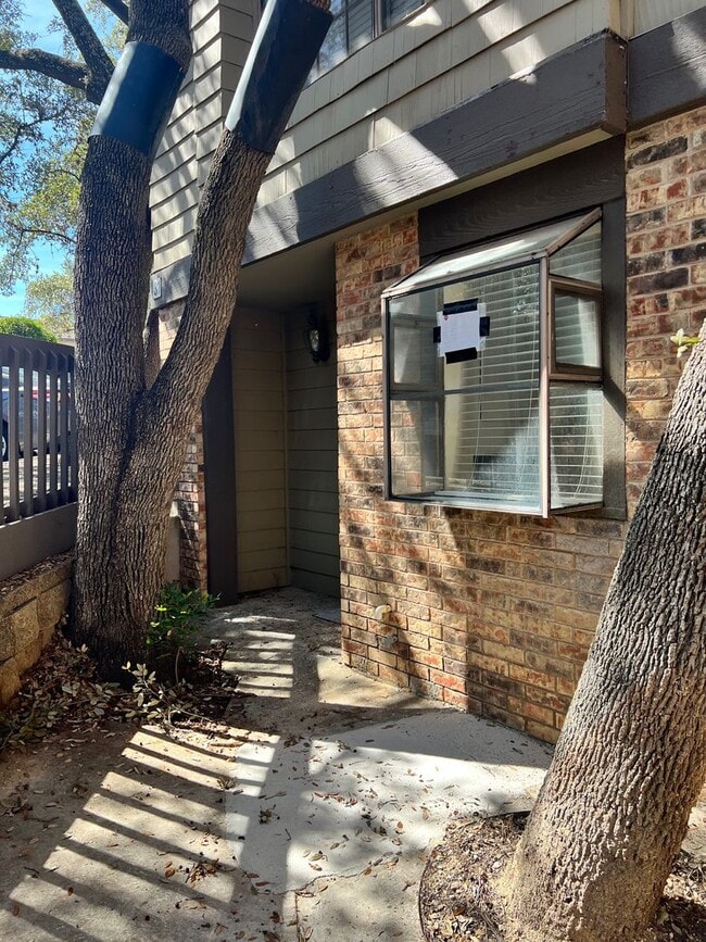 Photo - Edgecliff Downstairs 2/1.5 Unit Unit 3107