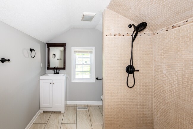 Photo - 2208 Sanderson Rd