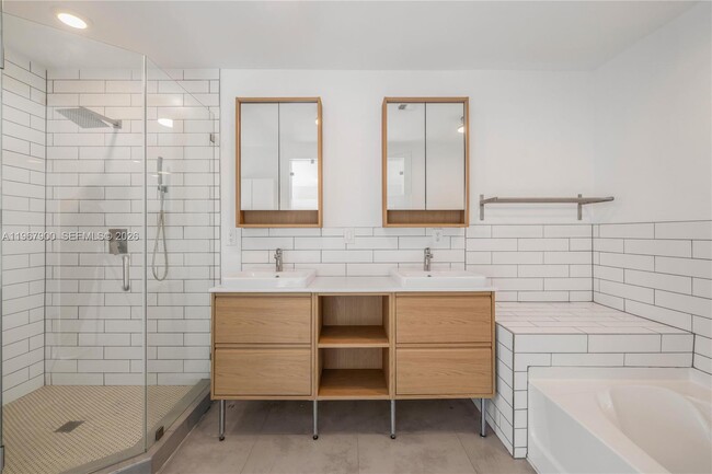 Photo - 801 NE 118th St