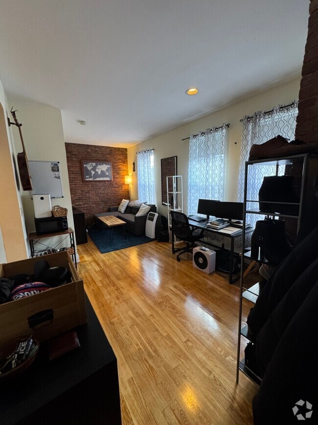 Building Photo - 85 Maple St Rental