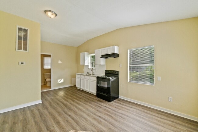 Photo - 10001 Lucore St