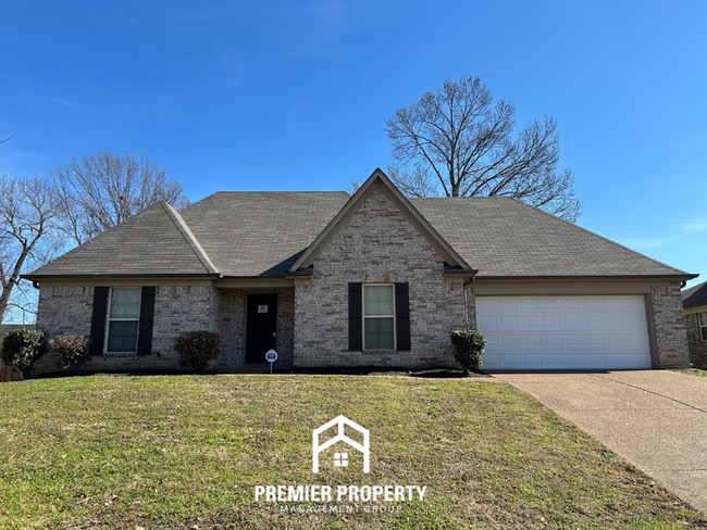 Building Photo - Spacious 3BR Memphis Home w/ Vaulted Ceilings, Hardwood Floors & Brick Fireplace