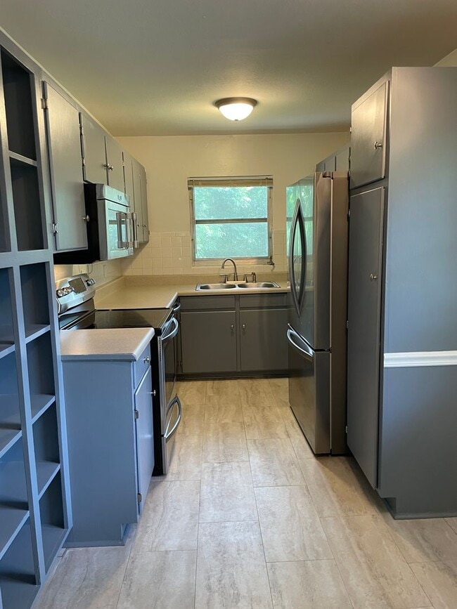 Building Photo - Fall Into Comfort! Spacious 3BR/2BA Upstai... Rental