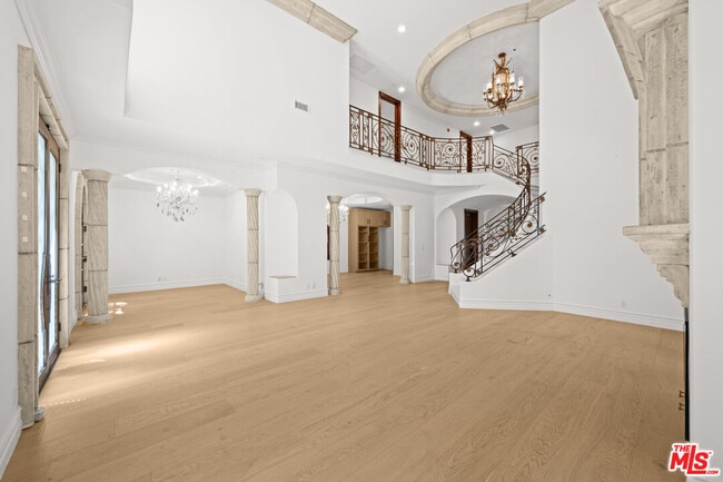 Photo - 119 N Maple Dr