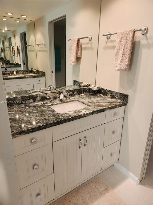 Photo - 5460 N Ocean Dr Unidad 4B