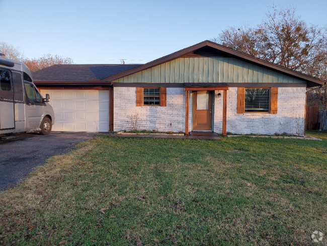 Building Photo - 535 E Hickory St Rental