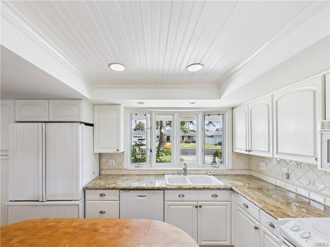 Photo - 2857 Ellesmere Ave