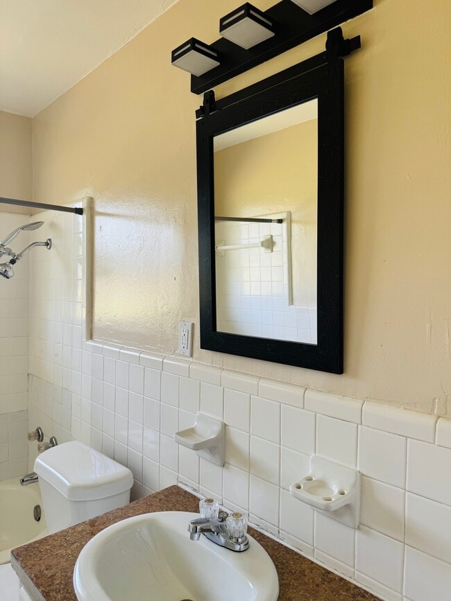 Building Photo - 401 W Athens St Rental