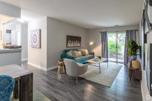 2 BR, 1 BA - 903 SF