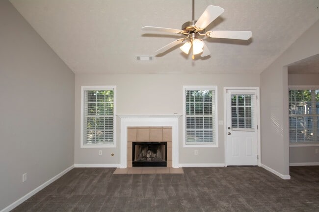 Photo - BEAUTIFUL 3 BEDROOM / 2 BATH HOME WITH PRIVACY FENCE!