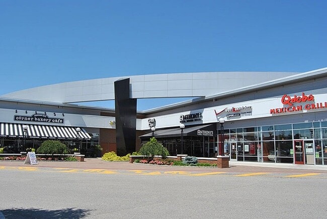 Disfrute de una variedad de opciones de compras y restaurantes a solo minutos de North Crossing Apartments en Willow Grove, PA. - North Crossing