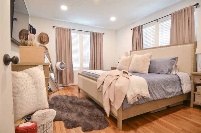 Photo - 219 W 30th St