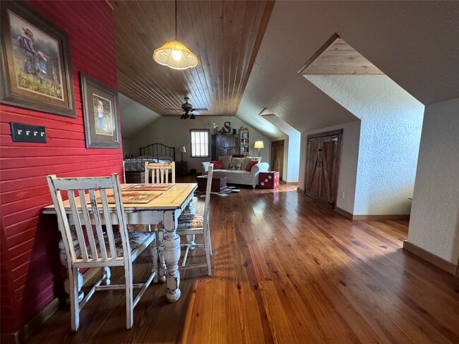 Photo - 6055 Trackside Rd