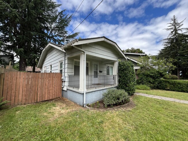 Building Photo - Bright and Open Home with Flexible Living Spaces and an Expansive Backyard
