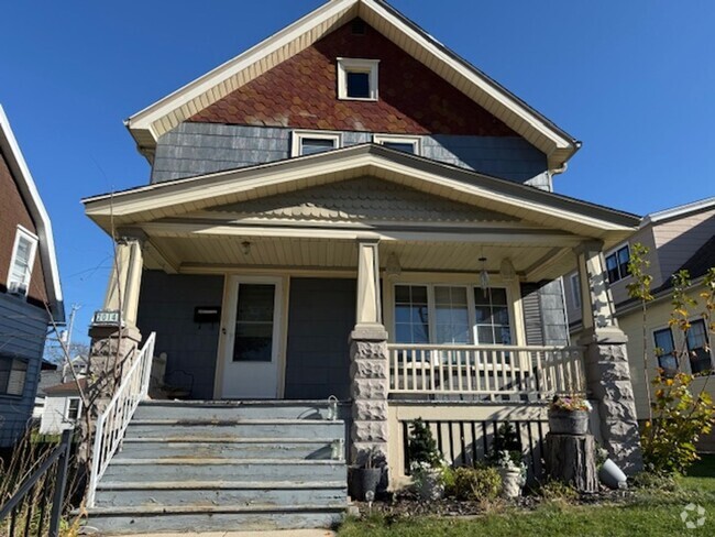 Building Photo - West Allis 3 bedroom 1.5 bath large 2 car ... Rental