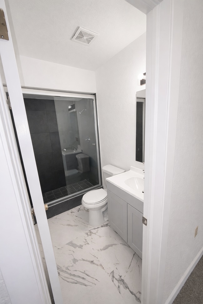 Building Photo - 1605 Common Dr Unit A