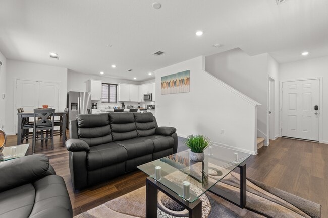 Building Photo - 16424 Big Hickory Dr