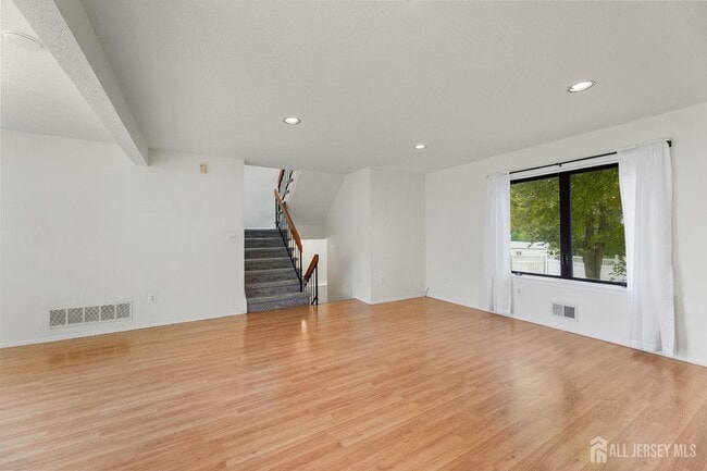 Photo - 65 Diamond Ln