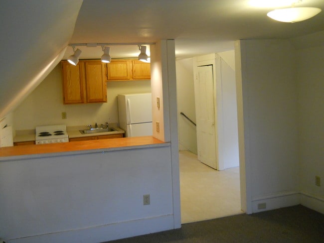 Building Photo - 43 N Willard St Unit 2