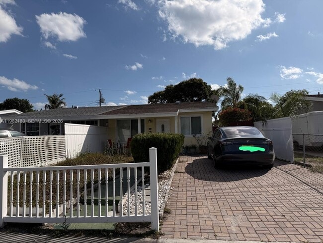 Building Photo - 310 NE 58th St Unit B