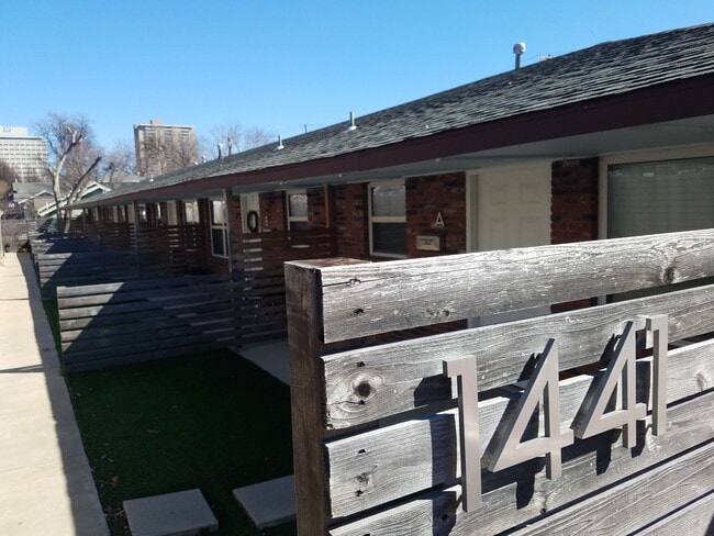 Área frontal privada - 1441 S Frisco Ave