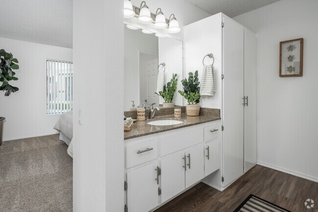 Plan B 1BR, 1BA - 690SF - Bathroom