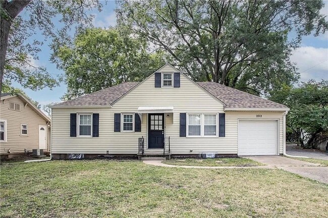 Building Photo - Updated 4-Bedroom Bungalow with Modern Kit... Rental