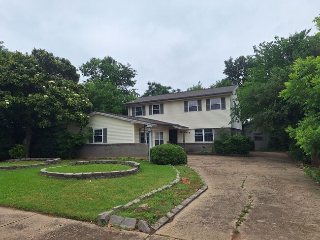 Building Photo - Large Awesome Home with Shop