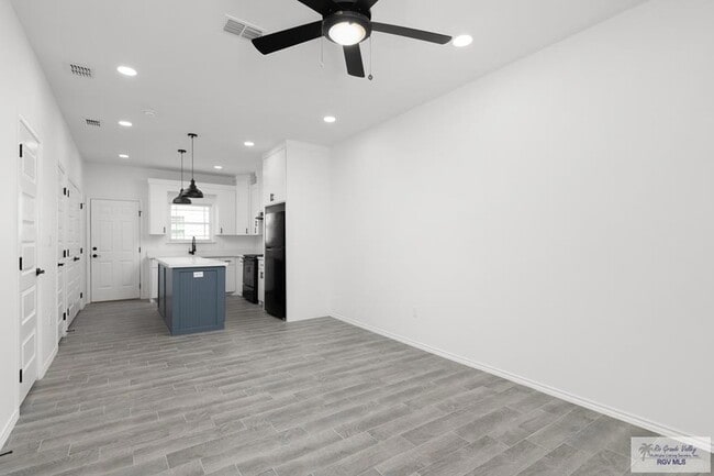 Building Photo - 405 Lion's Villa Ave