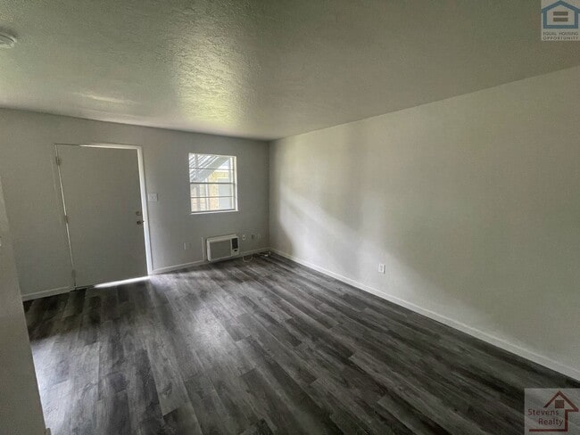 Photo - 1502 NW Kingsbury Ave