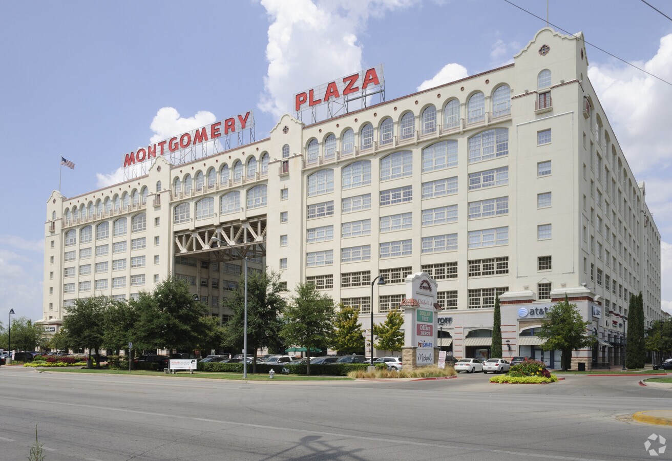 Montgomery Plaza Apartments Fort Worth, TX