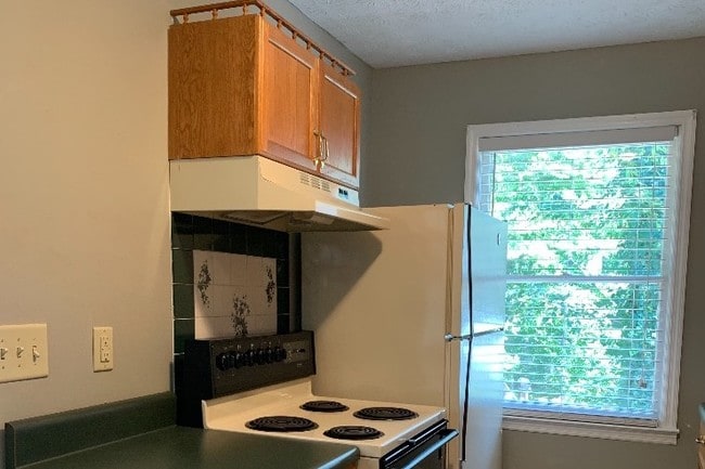 Nice oven+ Refrigerator - 1740 Brompton Square Unit Suite B