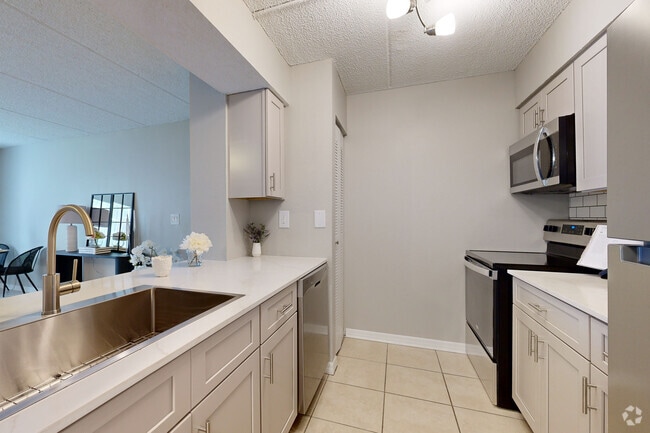 1BR, 1BA - 700SF - Kitchen
